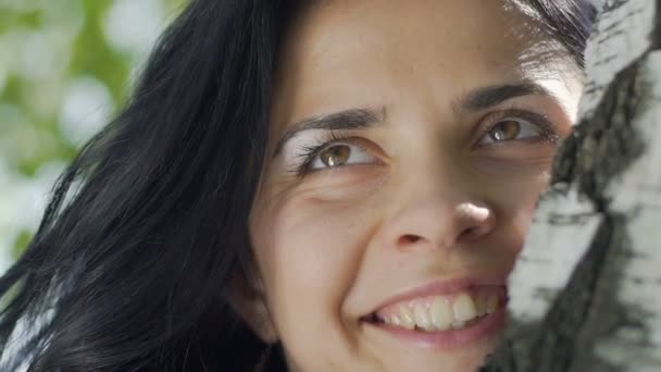 Señora Sonriente Cerca Del Árbol Joven Hermosa Mujer Dientes Sonrisa — Vídeos de Stock