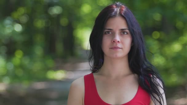 Retrato Mulher Floresta Bela Fêmea Vermelho Olhar Lugar Para Texto — Vídeo de Stock