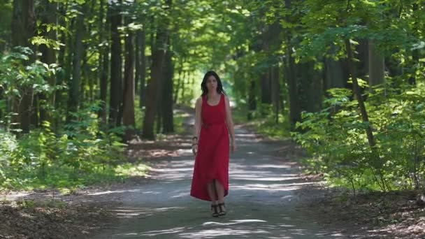 Mujer Atractiva Vestido Rojo Camina Bosque Mujer Traje Noche Tacones — Vídeos de Stock