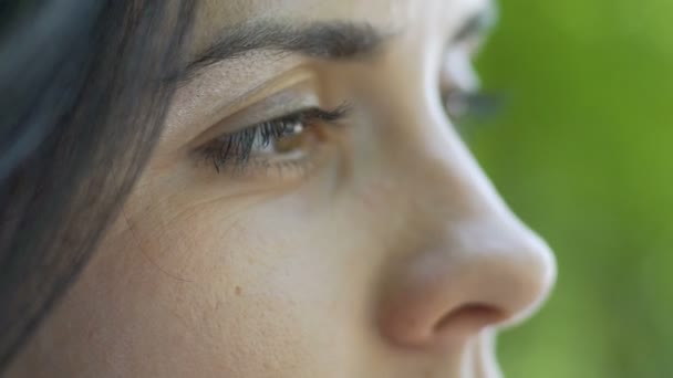 Женщина Глаза Боковой Вид Крупным Планом Женщина Смотрит Вниз Печально — стоковое видео