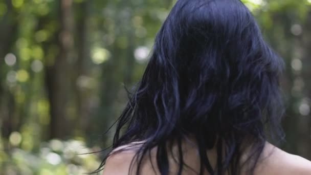 Mujer Desnuda Camina Bosque Vista Trasera Hembra Unida Naturaleza Belleza — Vídeos de Stock