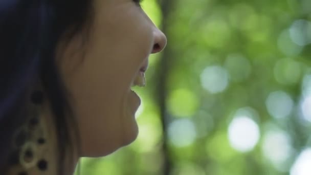 Χαμογελαστή Γυναίκα Βόλτες Στο Δάσος Γυρίζει Γύρω Ευτυχώς Θηλυκό Απολαμβάνει — Αρχείο Βίντεο