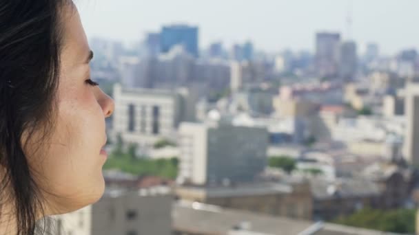 女人感受城市的精神 夏天的城市景观女性闭着眼睛漂亮的脸 — 图库视频影像