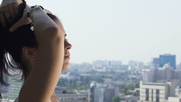 Mujer Sonriente Peina Cabello Fondo Urbano Señora Disfrutando Del Verano — Vídeo de stock