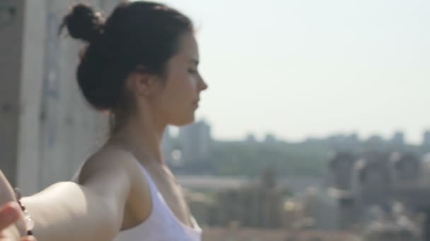 Mujer Meditando Sintiendo Viento Piel Fondo Ciudad Amante Urbana Femenina — Vídeo de stock