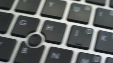 Bulut bilgisayar klavye butonuna upload, el parmakları tuşuna basın