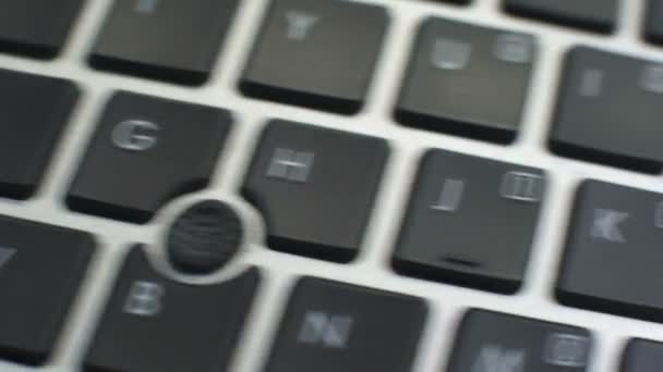 コンピューターのキーボードのボタンを承認 女性の手指がキーを押します — ストック動画