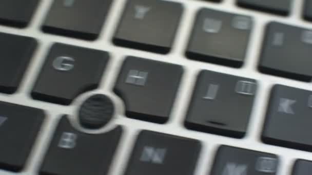 电脑键盘上的预约按钮 女手手指按下键 — 图库视频影像