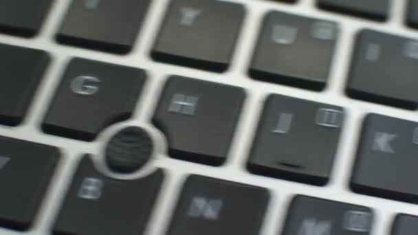チェックイン ボタン コンピューターのキーボードで女性の手指がキーを押します — ストック動画