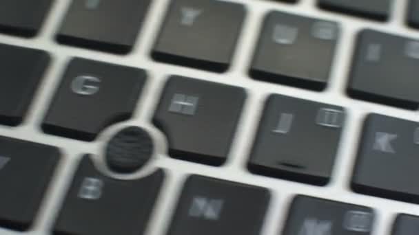 コンピューターのキーボードで亀裂ソフトウェアのボタン女性の手指がキーを押します — ストック動画