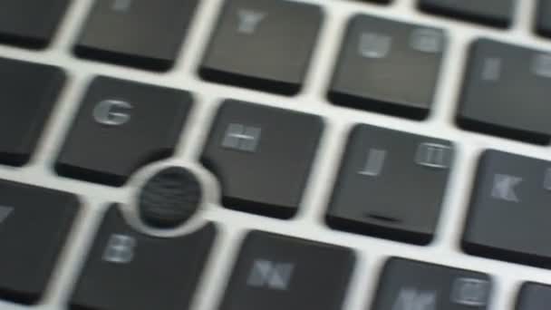 ボタン コンピューターのキーボードで女性の手指がキーを押します — ストック動画