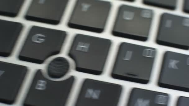 Aflați Butonul Engleza Tastatura Computerului Degetele Mână Feminine Apăsați Tasta — Videoclip de stoc