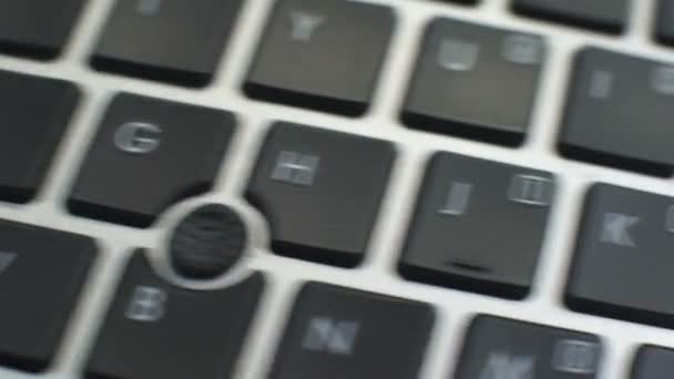 电脑键盘上的播放按钮 女手手指按下键 — 图库视频影像