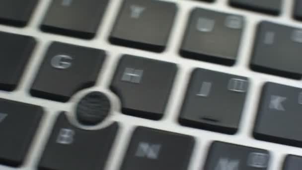 削除スパイウェア ボタン コンピューターのキーボードで女性の手指がキーを押します — ストック動画