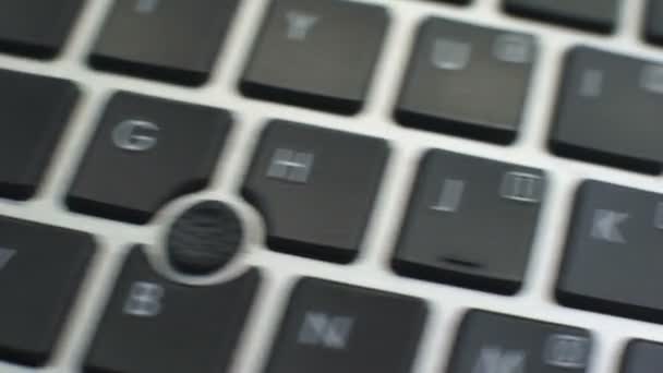 送信ボタン コンピューターのキーボードで女性の手指がキーを押します — ストック動画