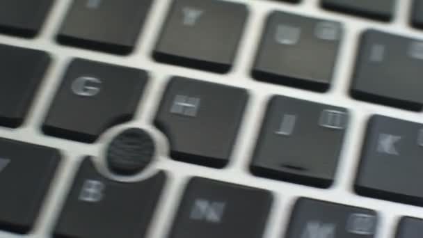 电脑键盘上的订阅按钮 女手手指按下键 — 图库视频影像