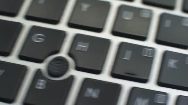 Belasta Upp Knapp Tryck Tangenten Datorns Tangentbord Kvinnlig Hand Fingrar — Stockvideo