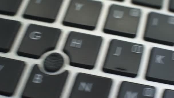 电脑键盘上的升级按钮 女手手指按下键 — 图库视频影像