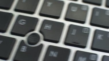 Bilgisayar klavye üstünde seyretmek Online düğme, el parmakları tuşuna basın.