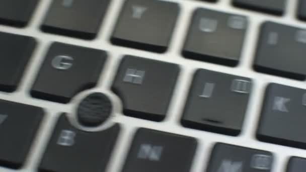学习西班牙语按钮上的电脑键盘 女手手指按键 — 图库视频影像