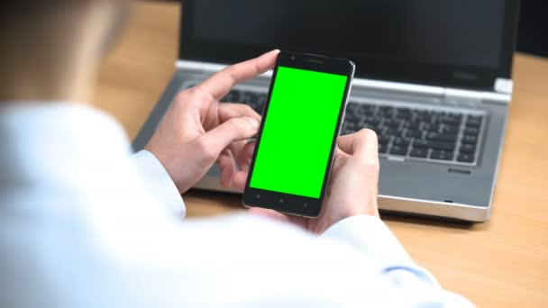 Empresário no escritório rolando celular de tela verde móvel gesto pré-digitado — Vídeo de Stock