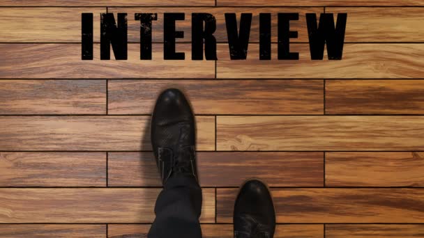 Candidato se prepara para la entrevista de trabajo, los pies de hombre paso adelante para el nuevo lugar de trabajo — Vídeos de Stock