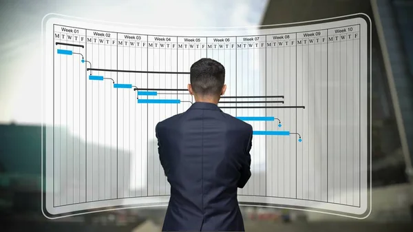 Geschäftsmann schaut auf Gangtdiagramm, Projektplan harmonogrammiert Arbeitsprozesse — Stockfoto