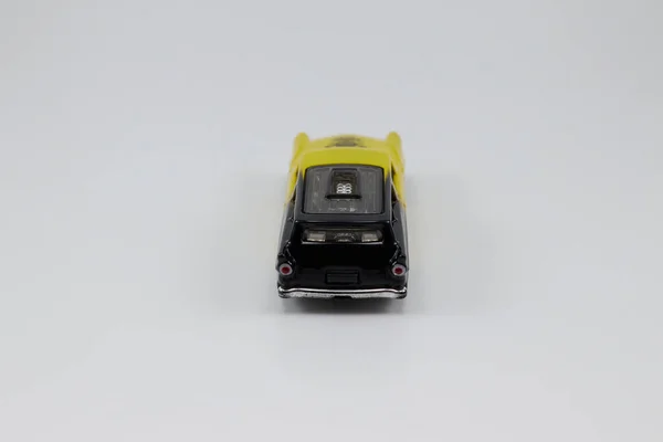 黄色和黑色的经典四轮轿车 — 图库照片