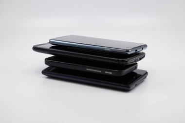 Eski cep telefonları birikti.