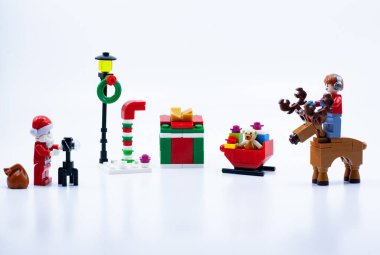 Noel Baba bir çocuğun fotoğrafını çekiyor.