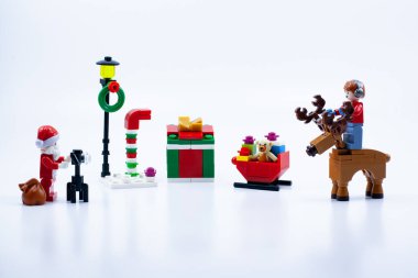 Noel Baba ve arkadaşları birçok hediyeyi paylaşır.