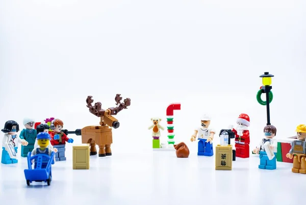 Weihnachtsmann Bringt Geschenke Für Freunde — Stockfoto