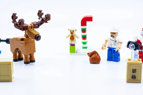 Weihnachtsmann Und Freunde Teilen Viele Geschenke — Stockfoto