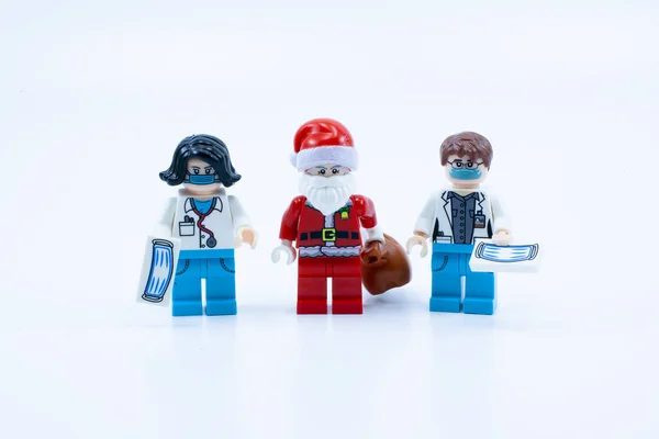 Weihnachtsmann Und Freiwillige Helfer — Stockfoto