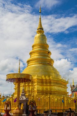 mavi gökyüzü arka plan ile büyük altın stupa