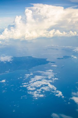 mavi gökyüzü, Adası ve deniz yüksek görünümünde Krabi, Tayland