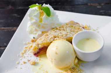 Elmalı pasta tatlı ile vanilyalı dondurma beyaz plaka üzerinde