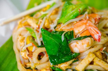 Tay tarzında erişte muz yaprak üzerinde Kapat