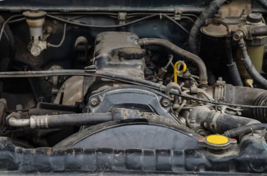 Eski siyah bir araba motoru kapat 