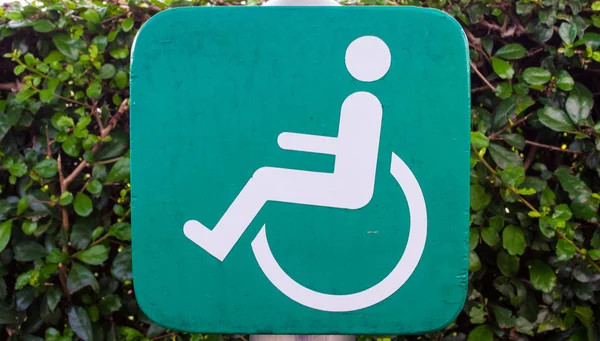 Signo Discapacidad Madera Verde Parque — Foto de Stock