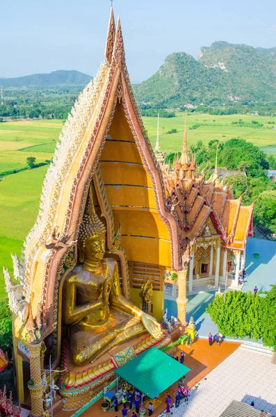 Stora Buddhastatyn Med Kyrkan Vid Wathumsua Kanchanaburi Thailand — Stockfoto