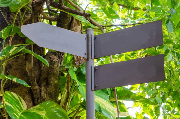 yeşil zemin üzerine metal tabela