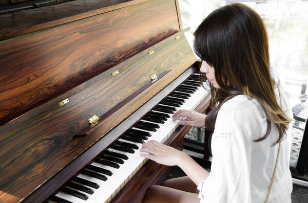 азиатки, играющие на пианино

