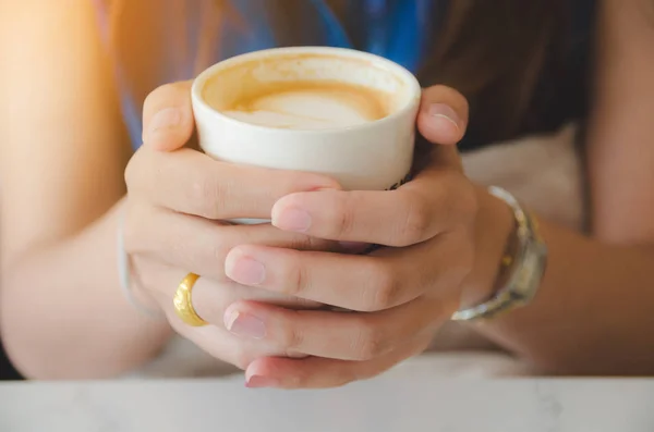 beyaz kahve fincanı tutan el