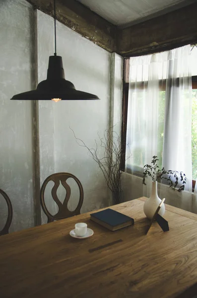 Eski siyah bir araba motoru kapat 