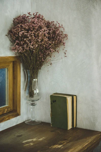 cam vazo içinde kuru çiçekler tablo kitap