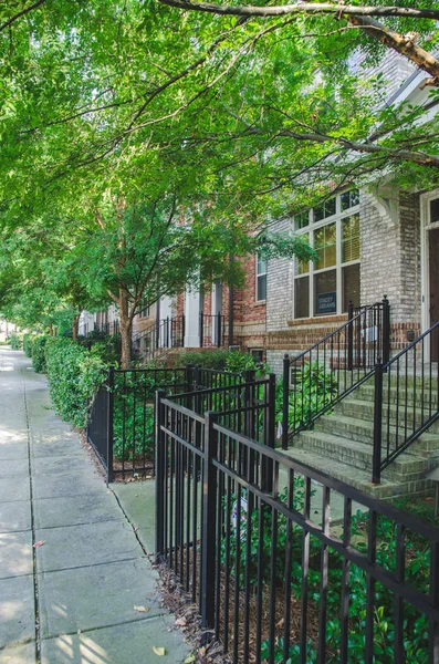 ağaç ve kaldırım ile ev yan görünüm