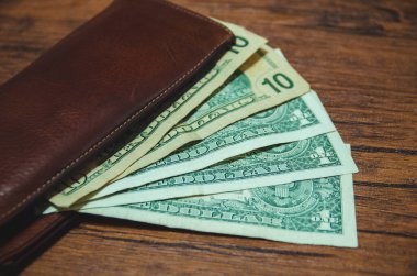 Cebinde dolar banknotu