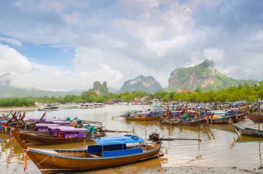 Tayland, Krabi rıhtımında bir sürü tekne var.