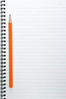 Üst görünümde turuncu kalemle boş kitabın arkaplanı
